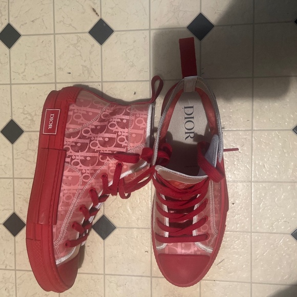 To sell the shoes. - Picture 1 of 2